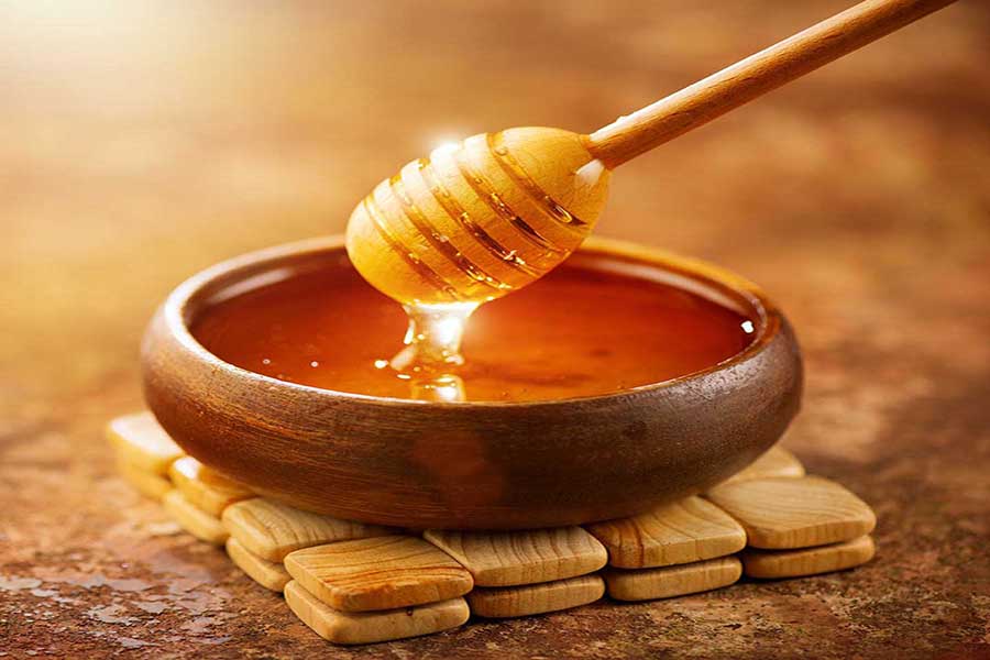 عسل شهدی طبیعی که توسط زنبورعسل تولید می شود